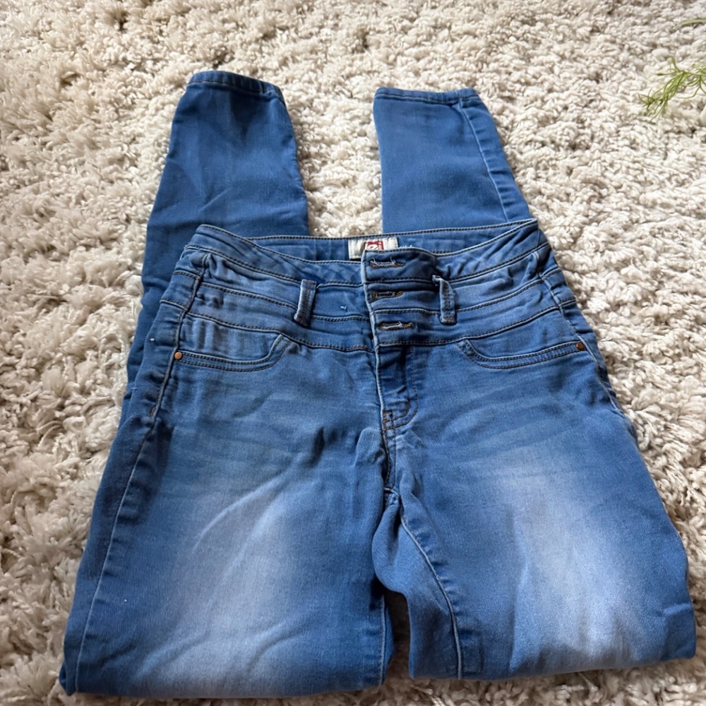 Stylish Levi's Women's three button, super comfy fitted High Rise Blue Jeans ris - Picture 4 of 7